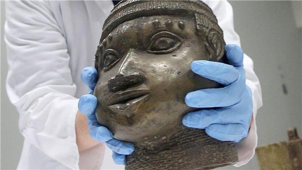 Benin-Bronzen wieder in der Diskussion Eine Museumsmitarbeiterin verpackt eine der Benin-Bronzen, die für die Rückgabe nach Nigeria im Ethnologischen Museum Dahlem zusammen gestellt wurden.