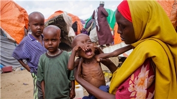 Eine Mutter, die aus der von Dürre heimgesuchten Region Lower Shabelle geflohen ist, hält ihre unterernährte Tochter in einem Lager für Vertriebene.