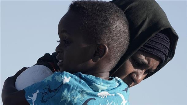 UN vorsichtig optimistisch: Gelingt Feuerpause im Sudan? Eine Mutter mit Kind auf der Flucht: Im Sudan ist ein lange schwelender Machtkampf Mitte April gewaltsam eskaliert.