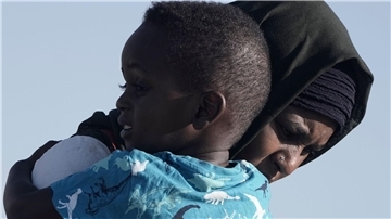 Eine Mutter mit Kind auf der Flucht: Im Sudan ist ein lange schwelender Machtkampf Mitte April gewaltsam eskaliert.