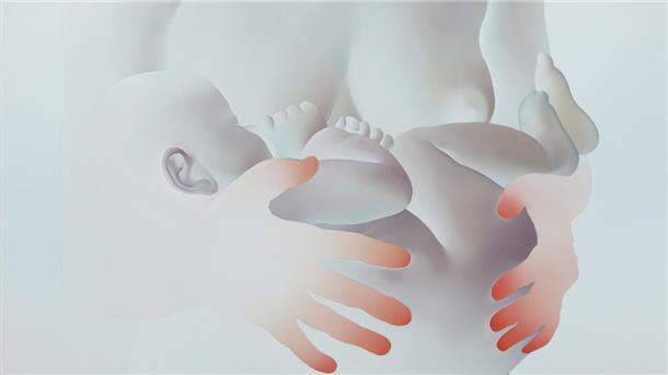 Eine Mutter - wir sehen nur ihre Brüste und ihre Hände - trägt ein Baby. Lediglich die Fingerkuppen der Mutter glühen rot, sie strahlen Wärme aus. Den Rest des Bildes hält Vivian Greven in einem fahlem Blaugrau.