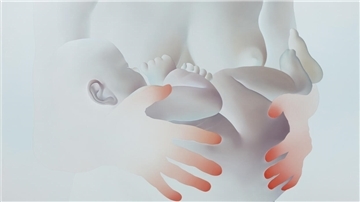 Eine Mutter - wir sehen nur ihre Brüste und ihre Hände - trägt ein Baby. Lediglich die Fingerkuppen der Mutter glühen rot, sie strahlen Wärme aus. Den Rest des Bildes hält Vivian Greven in einem fahlem Blaugrau.
