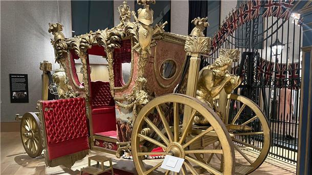 Auktionshaus versteigert Requisiten aus „The Crown“ Eine Nachbildung der „Gold State Coach“ ist im Auktionshaus Bonhams ausgestellt.