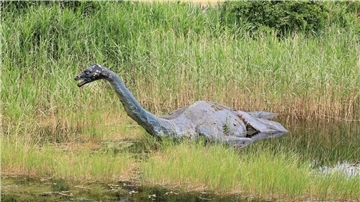Eine Nessie-Skulptur beim Loch Ness Centre in Drumnadrochit.