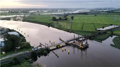 Eine neue Hub-Drehbrücke soll die alte Huntebrücke bei Elsfleth in der Wesermarsch ersetzen. (Archivbild)