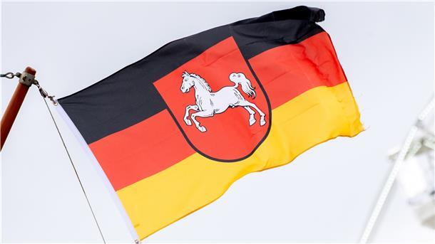 Eine niedersächsische Flagge weht im Wind.