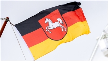 Eine niedersächsische Flagge weht im Wind.
