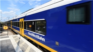 Eine Nordwestbahn hält auf dem Weg von Bremerhaven nach Bremen in Ritterhude.