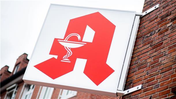 Knappe Arzneien: Lieferengpässe treiben Apotheken um Eine öffentliche Apotheken in der Innenstadt von Emden.