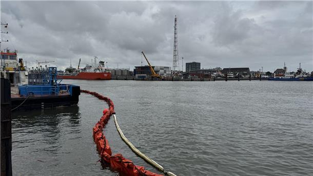 Glück im Unglück: Das ist die Lage beim Schiffsunfall in Cuxhaven Eine Ölsperre liegt auf dem Wasser.