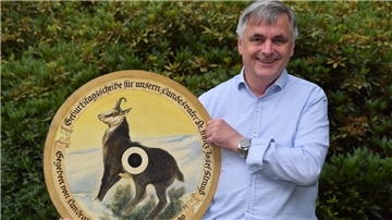 Eine Original-Schützenscheibe des früheren bayerischen Ministerpräsidenten Franz Josef Strauß spielt eine Rolle in dem Krimi, den der Selsinger Pastor Manfred Thoden in seiner Freizeit geschrieben hat.