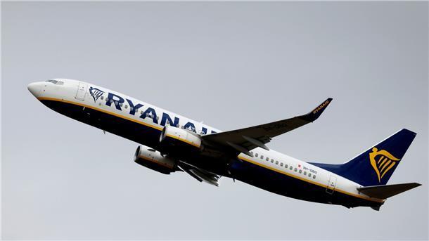 Ryanair will Flugpreise anheben Eine Passagiermaschine der Fluggesellschaft Ryanair startet am Flughafen Köln/Bonn.