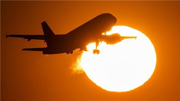 Flugtickets bleiben wegen knapper Kapazitäten teuer Eine Passagiermaschine hebt vom Flughafen Frankfurt ab.