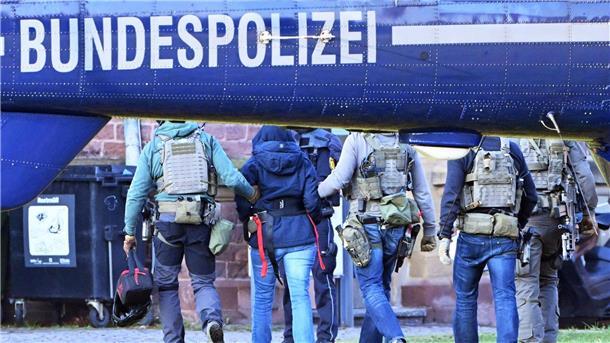 Bundesanwaltschaft: Haftbefehl gegen Klette eröffnet Eine Person, bei der es sich um Daniela Klette handeln könnte, wird in Karlsruhe aus einem Hubschrauber geführt.
