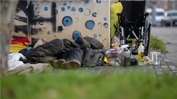 Bericht: Zahl der Wohnungslosen deutlich gestiegen Eine Person liegt in der Innenstadt unter einem Schlafsack. Die Zahl der Wohnungslosen in Deutschland ist neuen Berechnungen zufolge im vergangenen Jahr deutlich gestiegen.