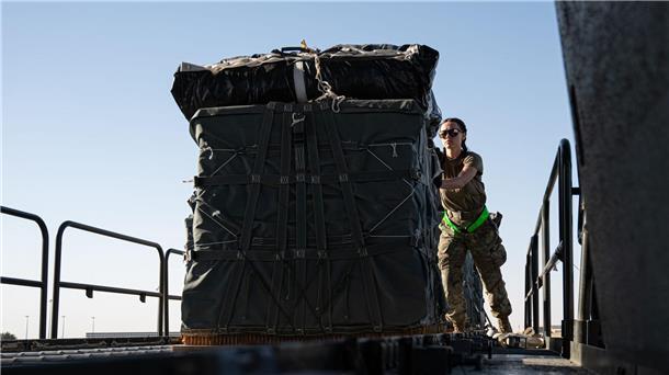 Gaza: Erste Hilfsgüter erreichen provisorische Anlegestelle Eine Pilotin der U.S. Air Force lädt Paletten mit humanitären Hilfsgütern, die für den Gazastreifen bestimmt sind, an Bord eines Flugzeugs.