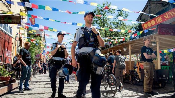 Härtere Strafen für Cannabis-Handel in Kopenhagen Eine Polizeistreife kontrolliert die Pusher Street in der alternativen Siedlung Christiania.