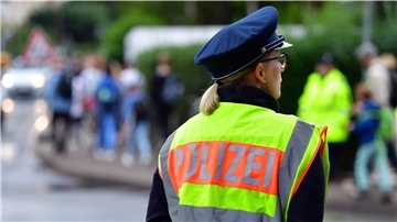 Eine Polizistin beobachtet den Schulweg.