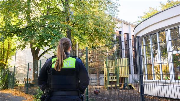 Hintergrund des Steinwurfs auf Synagoge in Hannover unklar Eine Polizistin steht vor der Synagoge in Hannover.