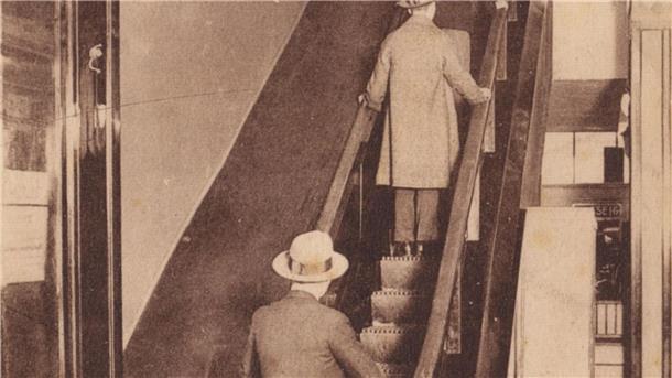 100 Jahre Rolltreppe: Traumfahrt für 30 Sekunden Eine Postkarte aus dem Kölnischen Stadtmuseum zeigt die erste deutsche Rolltreppe im Kölner Kaufhaus Tietz im Jahr 1925.