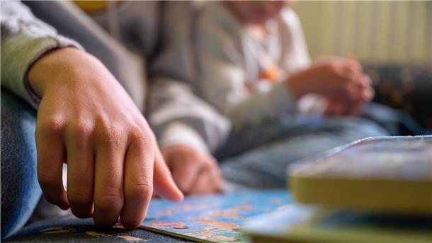 Studie: In Niedersachsen fehlen mehr als 41.000 Kita-Plätze Eine Praktikantin liest in einer Kita Kindern vor..