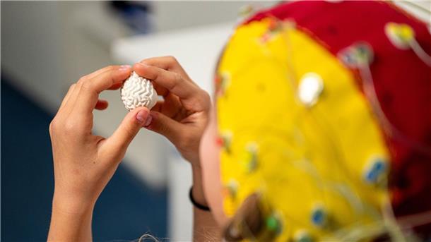 Experten sehen Fortschritte beim Gedankenlesen per EEG Eine Probandin trägt eine EEG-Haube mit Elektroden für die Messung.