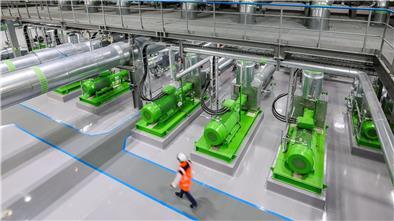 Eine Pumpenhalle für Fernwärme in einem Heizkraftwerk: Die neuen Gaskraftwerke sollen einspringen, wenn kein Wind weht und keine Sonne scheint.