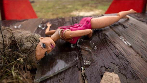 Unicef: Hunderte Kinder wegen des Kriegs gestorben Eine Puppe liegt auf einem Spielplatz in Charkiw.