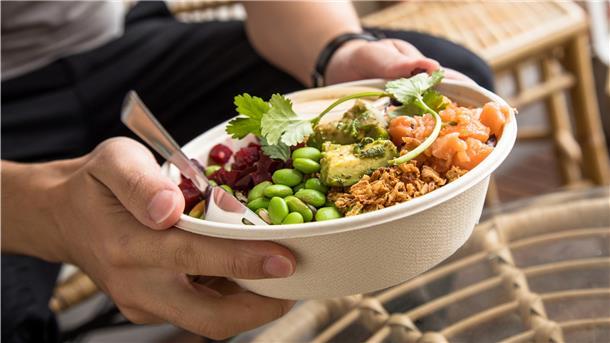 Eine Quinoa-Wildreis-Bowl mit Edamame, Lachs, Avocado und Roter Bete. Die Nahrung sollte ein ausgewogenes Verhältnis von Kohlenhydraten, Eiweißen und Fetten aufweisen, raten Mediziner.