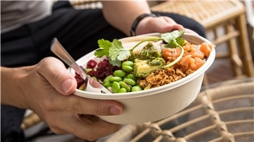 Eine Quinoa-Wildreis-Bowl mit Edamame, Lachs, Avocado und Roter Bete. Die Nahrung sollte ein ausgewogenes Verhältnis von Kohlenhydraten, Eiweißen und Fetten aufweisen, raten Mediziner.