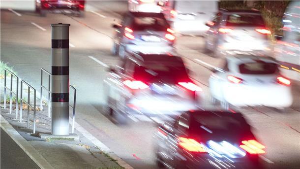 Österreich will Autos von extremen Rasern beschlagnahmen Eine Radarfalle steht an einer Straße.
