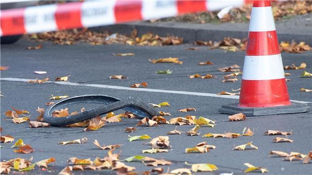 Eine Radfahrerin ist bei dem Unfall mit einem Lastwagen in Berlin lebensgefährlich verletzt worden.