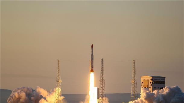 Iran: Satellit zur Erdbeobachtung ins All geschossen  Eine Rakete startet an einem ungenannten Ort im Iran. Die Rakete sollte 2017 drei Forschungssatelliten in die Luft bringen. Jetzt wurde erneut ein Satellitenstart vermeldet.