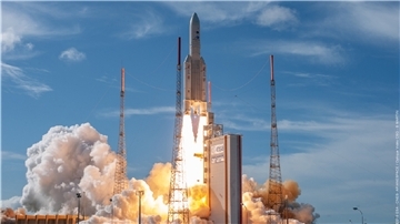 Eine Rakete vom Typ Ariane 5 startet.