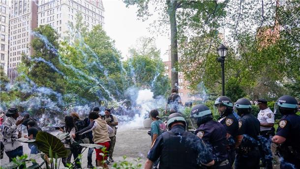 Aktion von Internet-Stars führt zu Chaos in New York Eine Rauchbombe soll die Menschenmenge auf dem Platz zerstreuen.