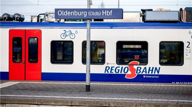 Eine Regio-S-Bahn hält an einem Bahnsteig im Hauptbahnhof Oldenburg.Die Landkreise und kreisfreien Städte im Oldenburger Land und die Oldenburgische Industrie- und Handelskammer (IHK) fordern geschlossen einen beschleunigten Ausbau des regionalen Schienennetzes.