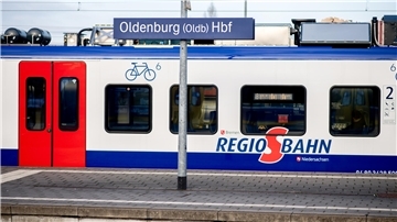 Eine Regio-S-Bahn hält an einem Bahnsteig im Hauptbahnhof Oldenburg.Die Landkreise und kreisfreien Städte im Oldenburger Land und die Oldenburgische Industrie- und Handelskammer (IHK) fordern geschlossen einen beschleunigten Ausbau des regionalen Schienennetzes.