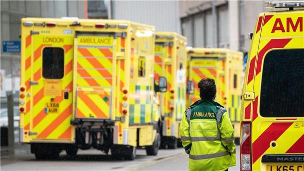 Britische Krankenwagen - Eine Stunde vor der Notaufnahme Eine Reihe von Krankenwagen vor einem Londoner Krankenhaus.