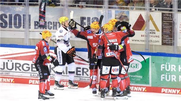 Pinguins sind bereit für das Spitzenspiel - Defensive ist nicht zu knacken Eine rote Jubeltraube: Die Pinguins feiern, während die Löwen mit hängenden Köpfen vom Eis schlittern.