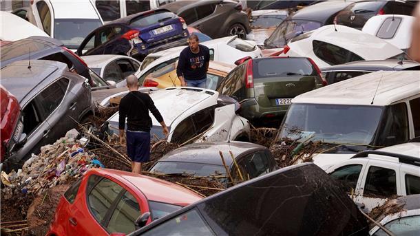 „Spanien weint“: Fast 100 Tote bei „Jahrhundert-Unwetter“ Eine RTVE-Reporterin sprach auf einer überschwemmten Straße, in der zerstörte Fahrzeuge teils übereinander gestapelt lagen, von „kriegsähnlichen Szenen“.