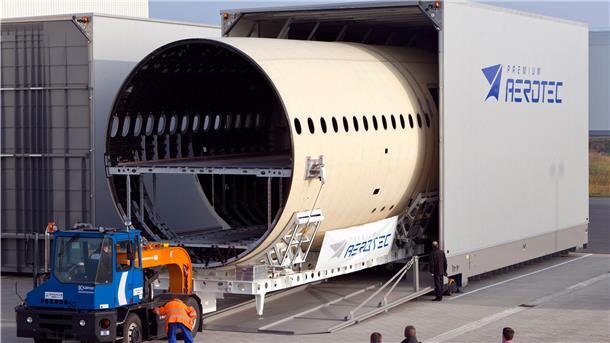 Eine Rumpfsektion des Airbus A350 wird verladen. Auf dem Container prangt groß der Name Premium Aerotec. Der wird bald der Vergangenheit angehören. Ab 1. Juli gehört das Nordenhamer Flugzeugwerk zu der Airbus-Gesellschaft Airbus Aerostructures.