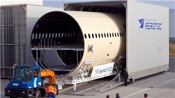 Eine Rumpfsektion des Airbus A350 wird verladen. Auf dem Container prangt groß der Name Premium Aerotec. Der wird bald der Vergangenheit angehören. Ab 1. Juli gehört das Nordenhamer Flugzeugwerk zu der Airbus-Gesellschaft Airbus Aerostructures.