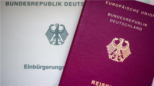Ausländerbehörde-Mitarbeiterin soll Geld veruntreut haben Eine Sachbearbeiterin im Landkreis Osnabrück soll Hunderte Interessenten ungeprüft eingebürgert und die Gebühren dafür veruntreut haben.