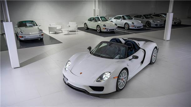 Sammlung von 56 weißen Porsche-Sportwagen wird versteigert Eine Sammlung von 56 weißen Porsche-Sportwagen soll im US-Bundesstaat Texas versteigert werden.