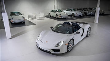 Eine Sammlung von 56 weißen Porsche-Sportwagen soll im US-Bundesstaat Texas versteigert werden.