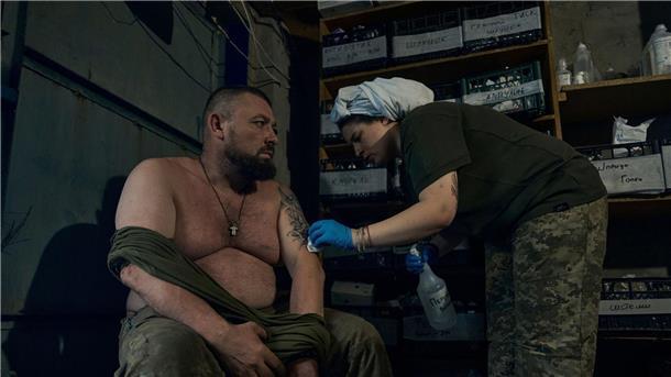 Krieg gegen die Ukraine: So ist die Lage Eine Sanitäterin verarztet einen ukrainischen Soldaten in Bachmut.