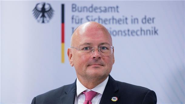 Eine Satiresendung von Jan Böhmermann sorgte bei Arne Schönbohm für Ärger.