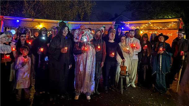 Mehrere als Halloween-Gespenster verkleidete Menschen. 