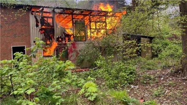 Feuer zerstört Scheune in Stade - Polizei sucht Zeugen Eine Scheune in Wiepenkathen im Landkreis Stade war am Montagnachmittag in Vollbrand geraten.