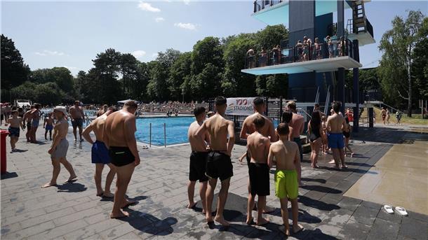 Hassliebe Freibad - Was wir dort suchen und manchmal finden Eine Schlange vor dem Sprungturm: Der Andrang bei Hitze ist im Freibad für gewöhnlich groß.